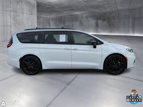 Certified 2025 Chrysler Pacifica Limited image 8