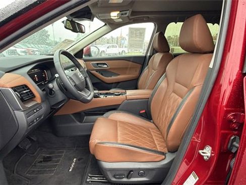 Used 2025 Nissan Rogue Platinum w/ Tech Package image 32