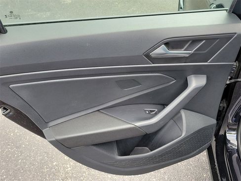 Used 2024 Volkswagen Jetta SE image 9