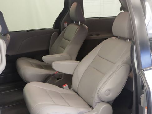 Used 2019 Toyota Sienna XLE image 28