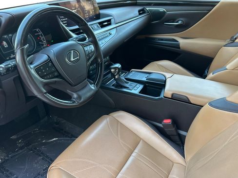 Used 2019 Lexus ES 300h Ultra Luxury w/ Accessory Package 2 FWD image 4