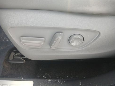 Used 2023 Toyota Highlander Limited image 12