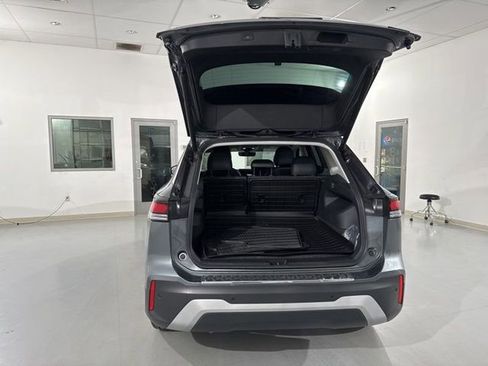 Used 2025 Volkswagen Tiguan SE image 13