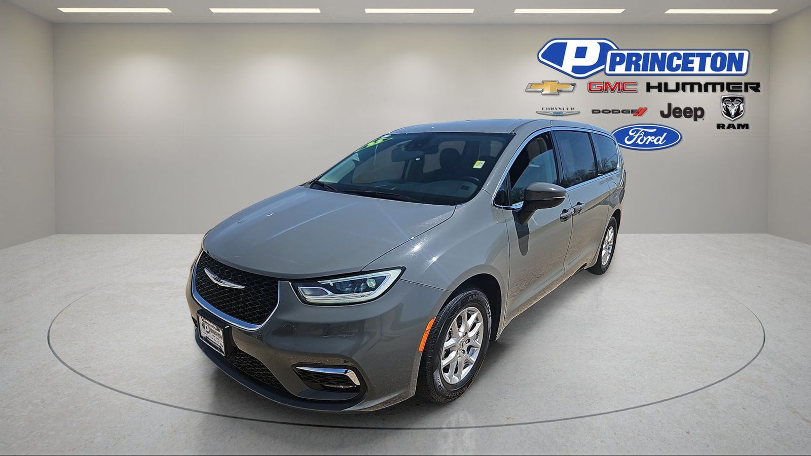 Used 2023 Chrysler Pacifica Touring-L FWD image 3