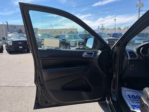 Used 2018 Jeep Grand Cherokee Altitude AWD/4WD image 15