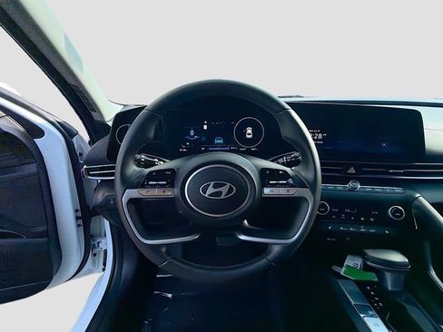 Certified 2025 Hyundai Elantra SEL FWD image 11