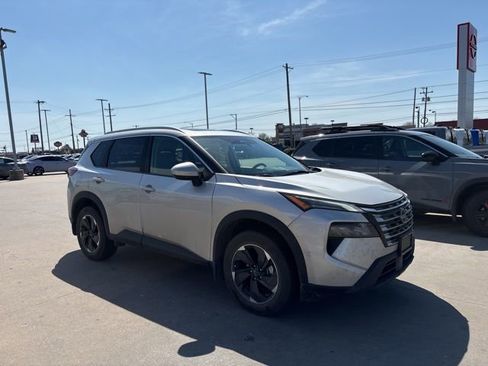 Used 2024 Nissan Rogue SV w/ SV Premium Package image 2