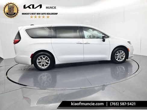 Used 2024 Chrysler Pacifica Touring-L FWD image 8
