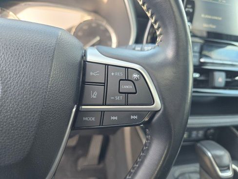 Used 2022 Toyota Highlander XSE AWD/4WD image 30