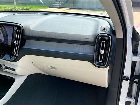 New 2026 Volvo XC40 B5 Plus w/ Protection Package Premier AWD/4WD image 18