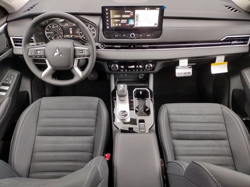 New 2025 Mitsubishi Outlander SE image 2