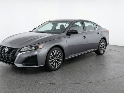 Used 2025 Nissan Altima 2.5 SV image 3