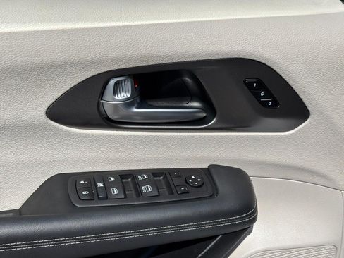 Used 2024 Chrysler Pacifica Limited FWD image 18