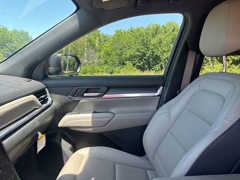Used 2025 GMC Terrain Elevation w/ Elevation Premium Package AWD/4WD image 9