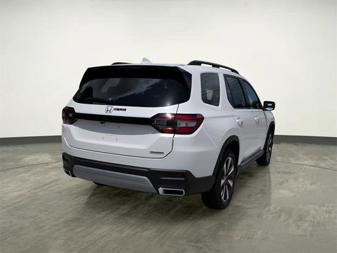 Certified 2025 Honda Pilot Touring image 5