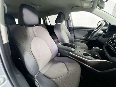 Used 2023 Toyota Highlander LE FWD image 31
