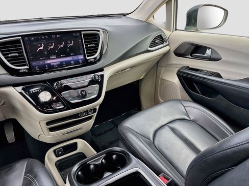 Used 2023 Chrysler Pacifica Touring-L FWD image 22
