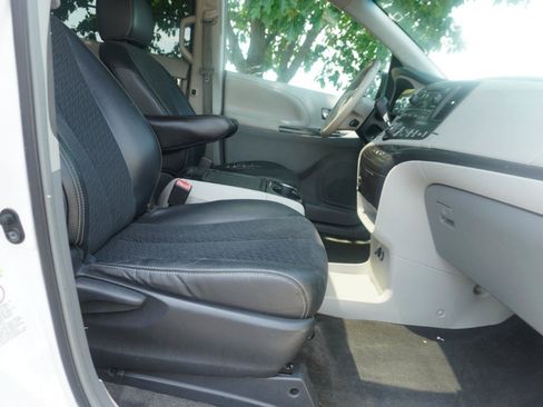 Used 2012 Toyota Sienna SE FWD image 18
