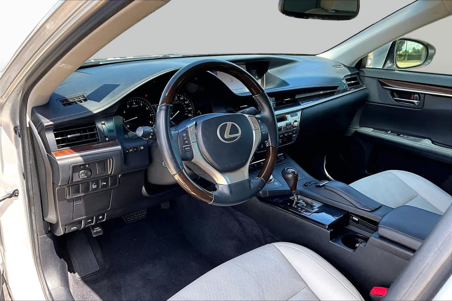 Used 2014 Lexus ES 350 w/ Luxury Package FWD image 18
