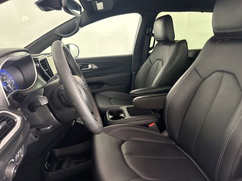 Used 2025 Chrysler Pacifica Select FWD image 8