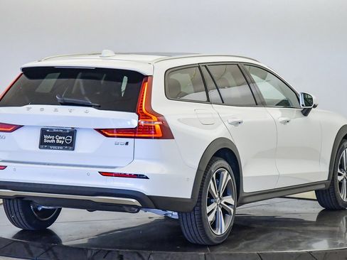 Certified 2026 Volvo V60 B5 Cross Country Plus w/ Climate Package AWD/4WD image 5