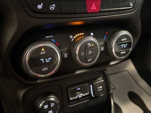 Used 2017 Jeep Renegade Trailhawk w/ Premium Trailhawk Package image 13