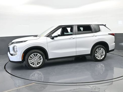 Used 2023 Mitsubishi Outlander ES image 2