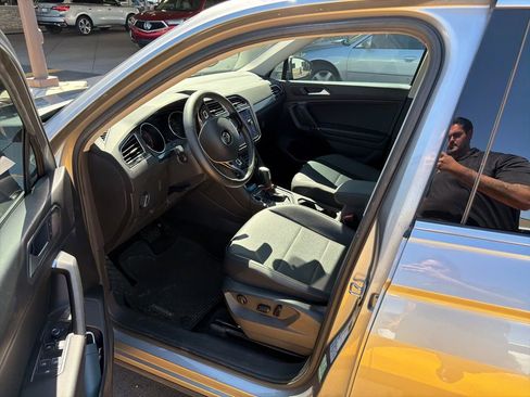 Used 2020 Volkswagen Tiguan SE w/ Panoramic Sunroof Package image 2