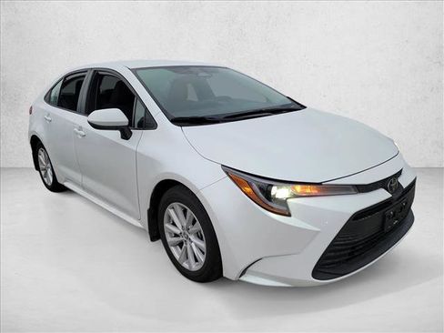 Used 2025 Toyota Corolla LE image 3