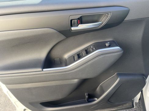 Used 2023 Toyota Highlander XLE image 16