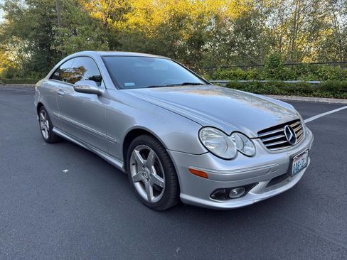 Used 2005 Mercedes-Benz CLK 500 Coupe w/ Sunroof Pkg image 3