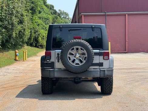 Used 2017 Jeep Wrangler Unlimited Rubicon w/ Connectivity Group AWD/4WD image 6