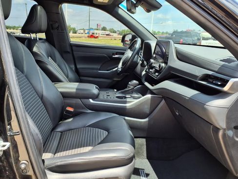 Used 2023 Toyota Highlander XSE FWD image 18
