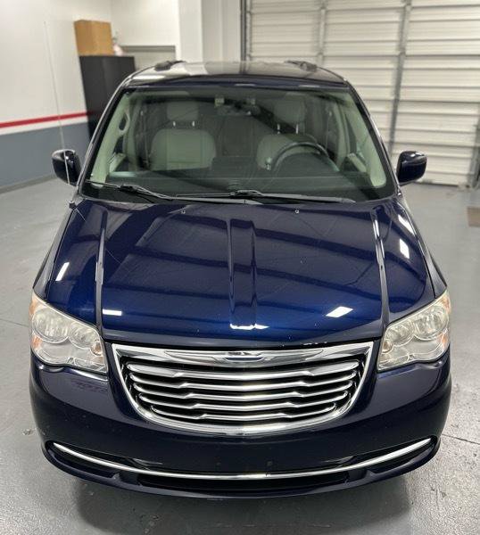 Used 2013 Chrysler Town & Country Touring FWD image 10
