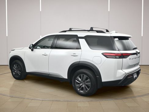 Certified 2025 Nissan Pathfinder SV FWD image 5