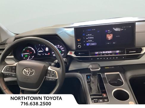 Used 2025 Toyota Sienna XLE FWD image 6