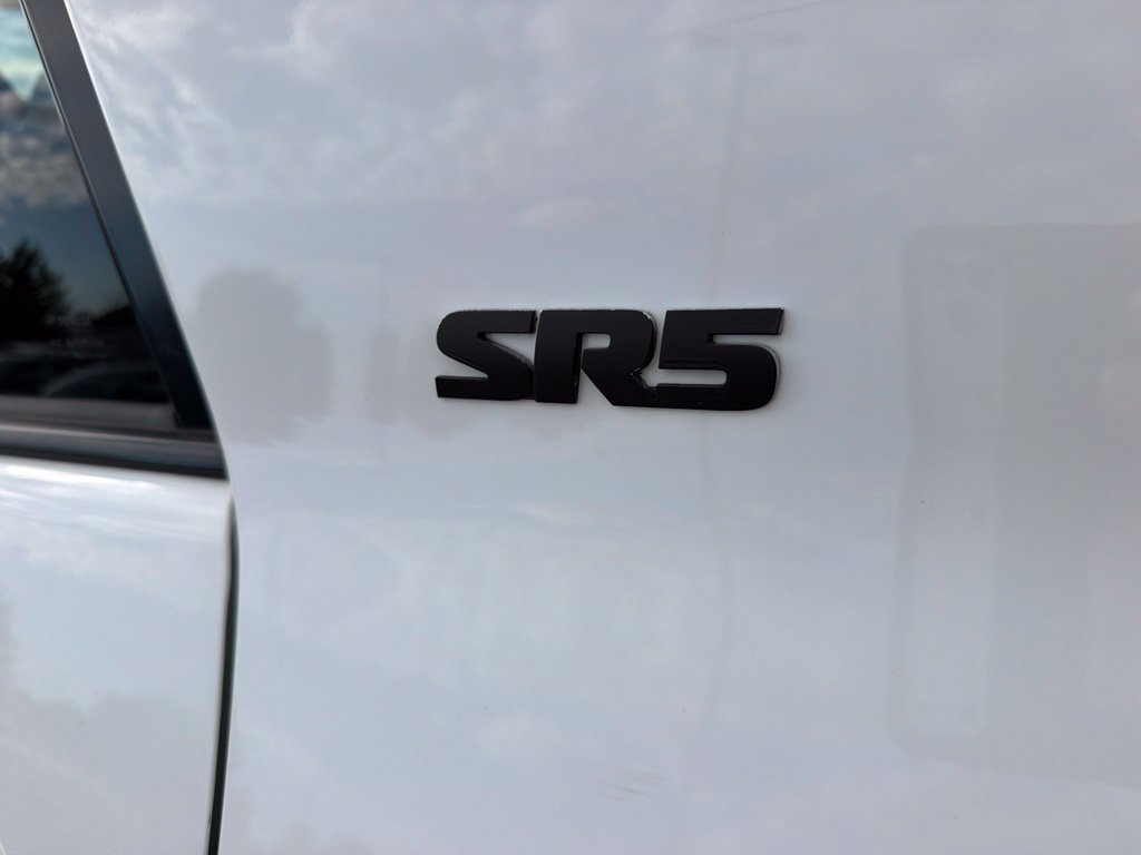 Used 2017 Toyota 4Runner SR5 AWD/4WD image 10
