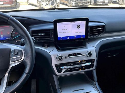 Used 2022 Ford Explorer XLT image 6