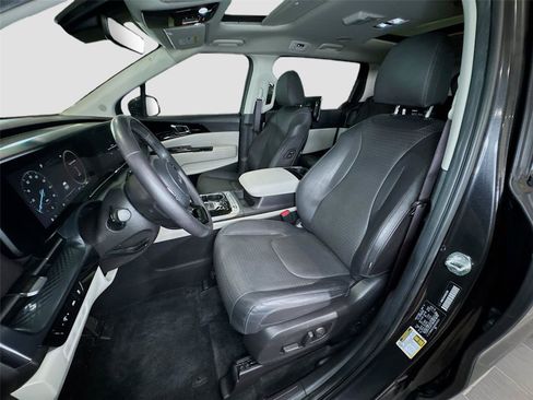 Used 2024 Kia Carnival SX Prestige FWD image 2
