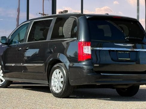 Used 2016 Chrysler Town & Country Touring FWD image 7
