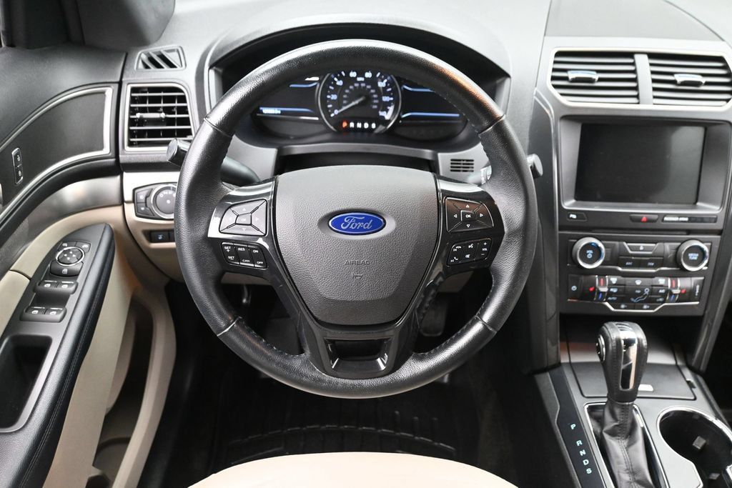 Used 2018 Ford Explorer XLT w/ Equipment Group 202A AWD/4WD image 15