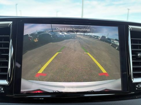 Used 2024 Chrysler Pacifica Touring-L image 9