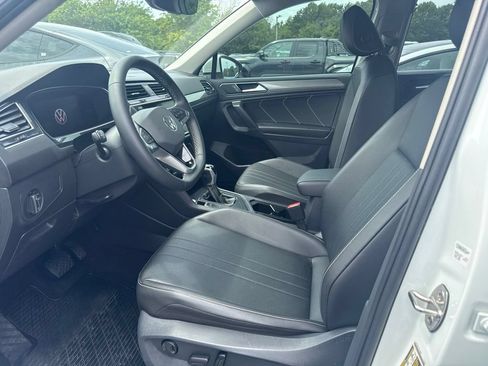 Used 2022 Volkswagen Tiguan SE FWD image 3