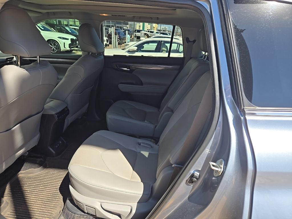 Used 2020 Toyota Highlander Platinum AWD/4WD image 6