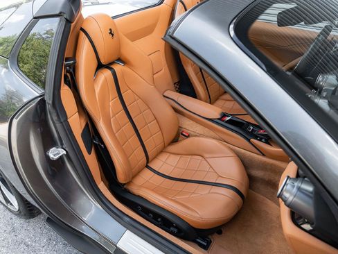 Used 2022 Ferrari 812 GTS RWD image 12