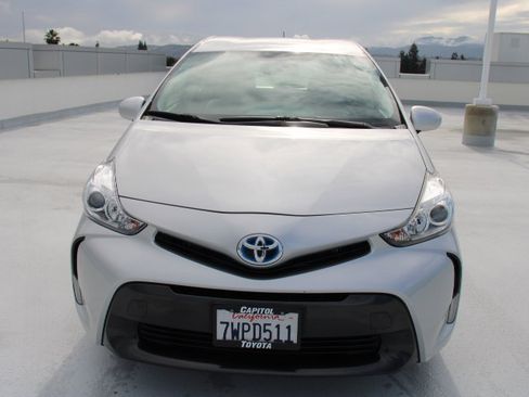 Used 2017 Toyota Prius V Five image 7