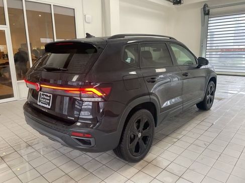 Certified 2025 Volkswagen Taos SE image 4