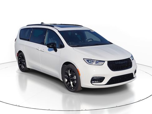 New 2026 Chrysler Pacifica Limited w/ S Appearance Package image 2