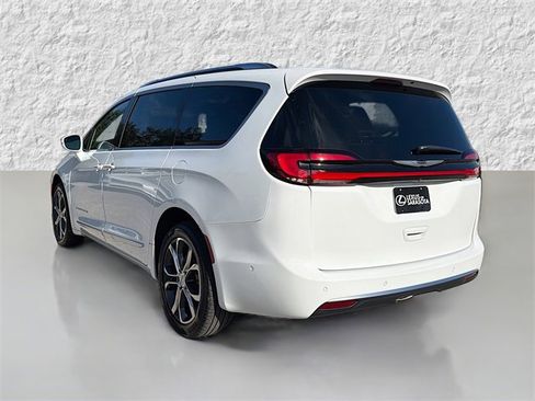 Used 2022 Chrysler Pacifica Pinnacle image 5