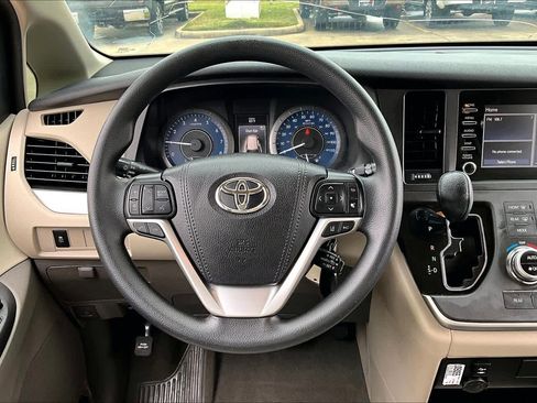 Used 2020 Toyota Sienna L image 5